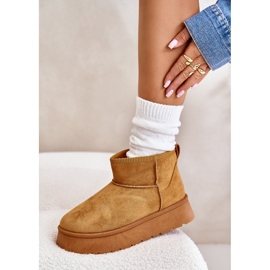 News Matalat naisten lumilaatuot lavalla, joka on eristetty kamelin turkista ruskea 3