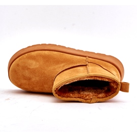 News Matalat naisten lumilaatuot lavalla, joka on eristetty kamelin turkista ruskea 1