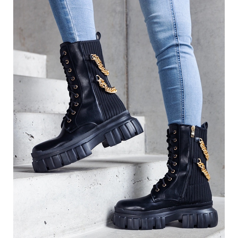 Mustat saappaat, jotka on koristeltu Crocemosso-ketjuilla 1