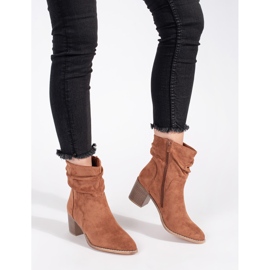 Ruskeat mokkanahkanilkkurit, joissa röyhelöpäällinen 2