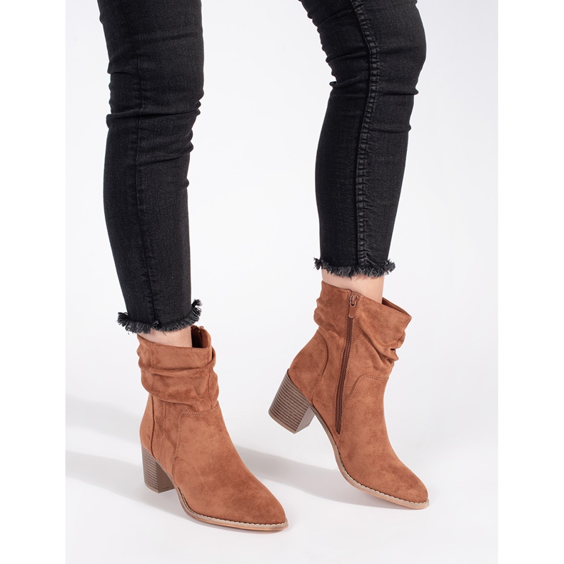 Ruskeat mokkanahkanilkkurit, joissa röyhelöpäällinen 2