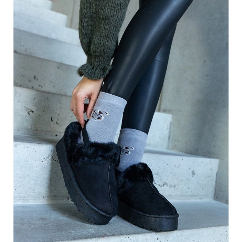 Mustat alustatossut, joissa on turkista koristeltu ja kuminauha kantapäässä, Frank 1