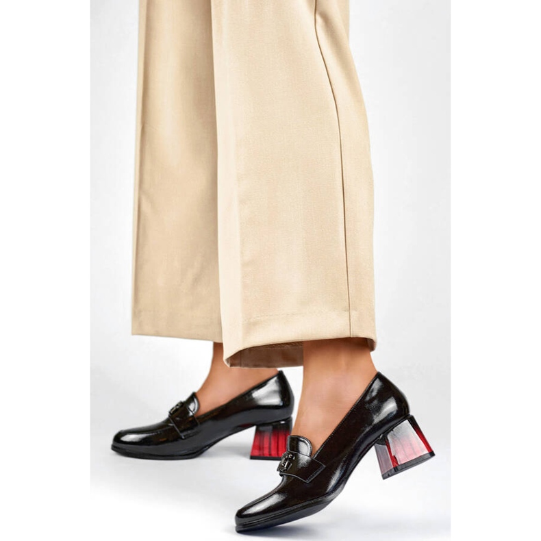 Naisten patentoidut kengät kantapääkoristeella, mustat GD-FL479-B 2