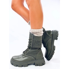 Työntekijät, joilla on joustava Calling Green -päällinen vihreä 2