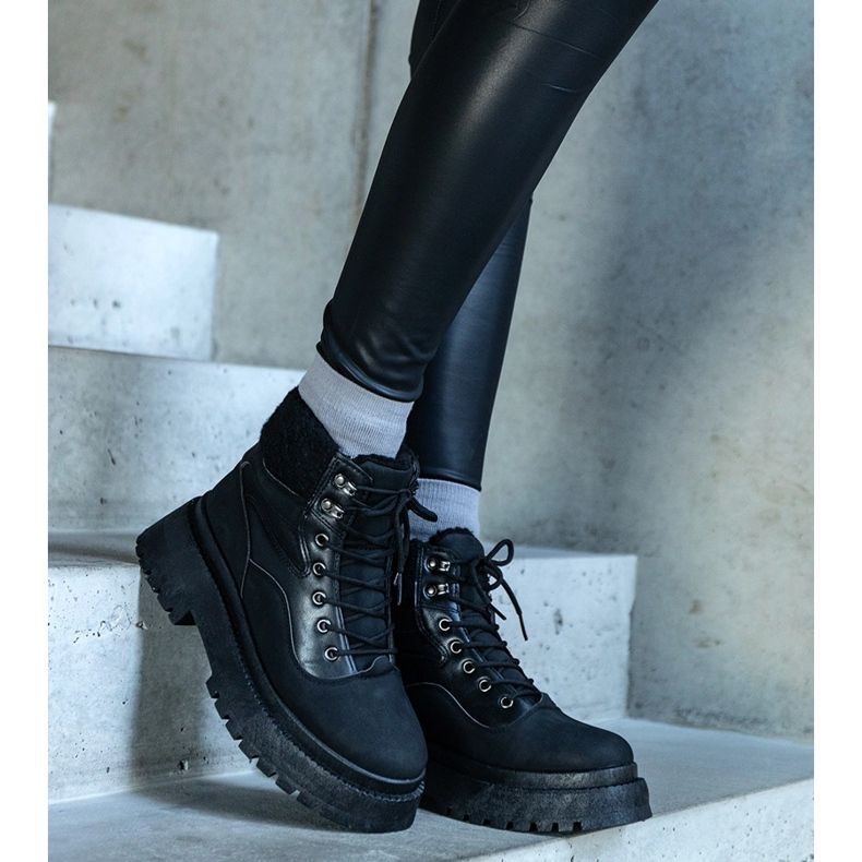 Mustat tennarit, joissa paksu pohja ja Best turkis 1