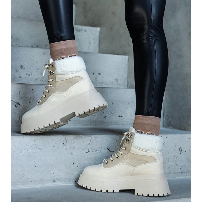 Bestin beige-lenkkarit paksulla pohjalla ja turkisella 1