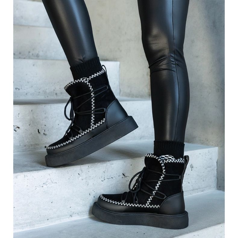 Mustat alustalumisaappaat nauhoilla, joissa on Mckenzie-kirjonta 1