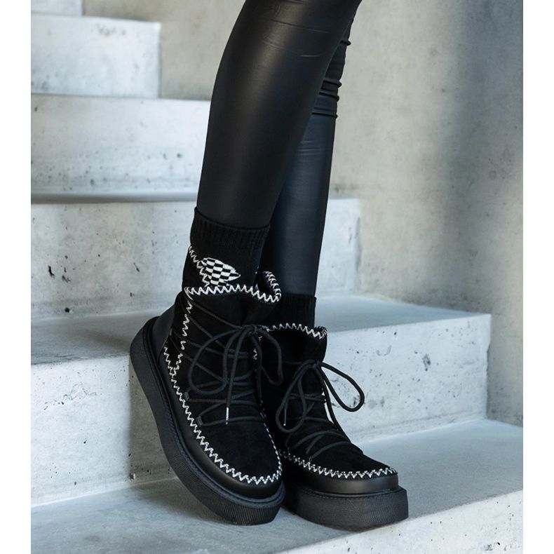 Mustat alustalumisaappaat nauhoilla, joissa on Mckenzie-kirjonta 2