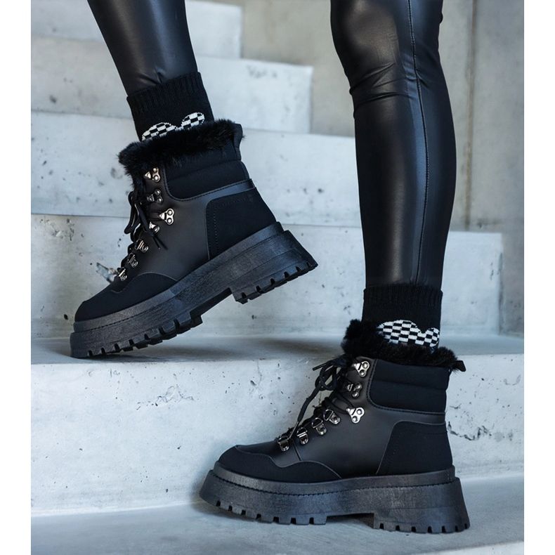 Estradan mustat massiiviset turkissaappaat 1