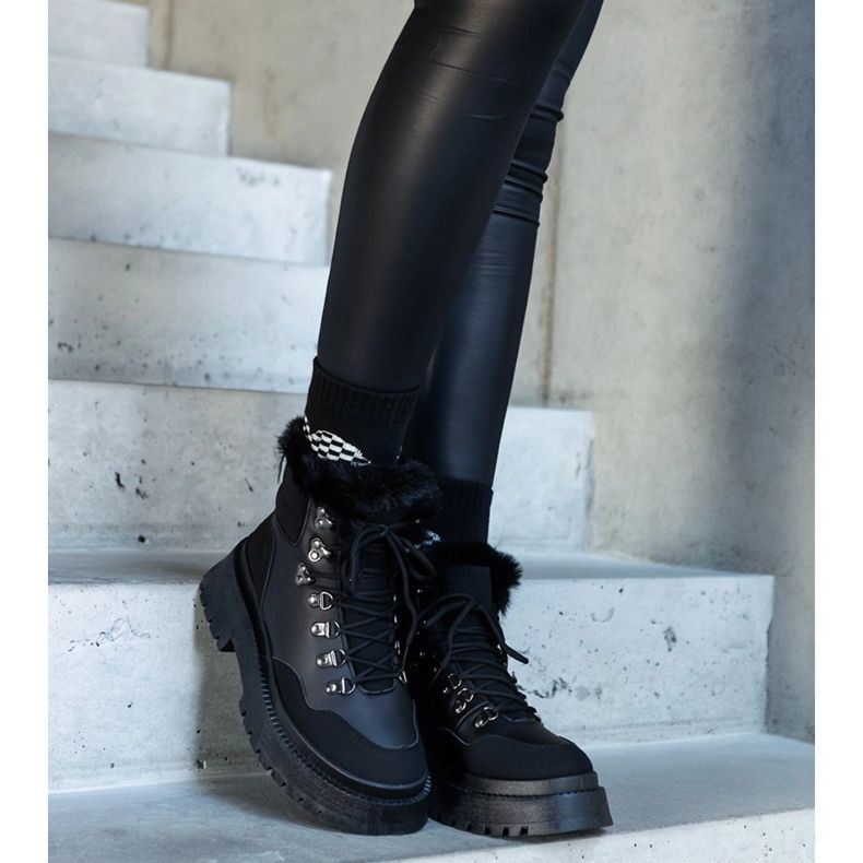 Estradan mustat massiiviset turkissaappaat 2