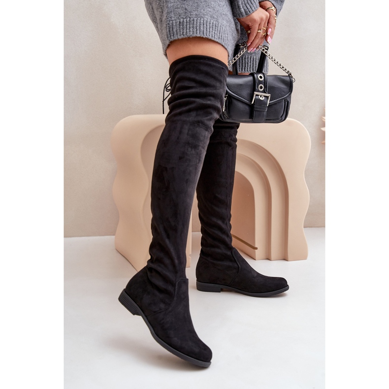 Polven yli ulottuvat tasakorkoiset saappaat ekologisesta mokkasta, musta Linnithia 2