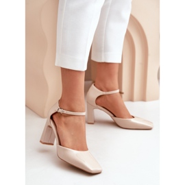 Beiget Emindria-kiiltonahkapumput korkealla kantapäällä 2