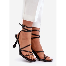 Tyylikkäät korkeakorkoiset sandaalit, joissa olkaimet Black Saredi musta 1