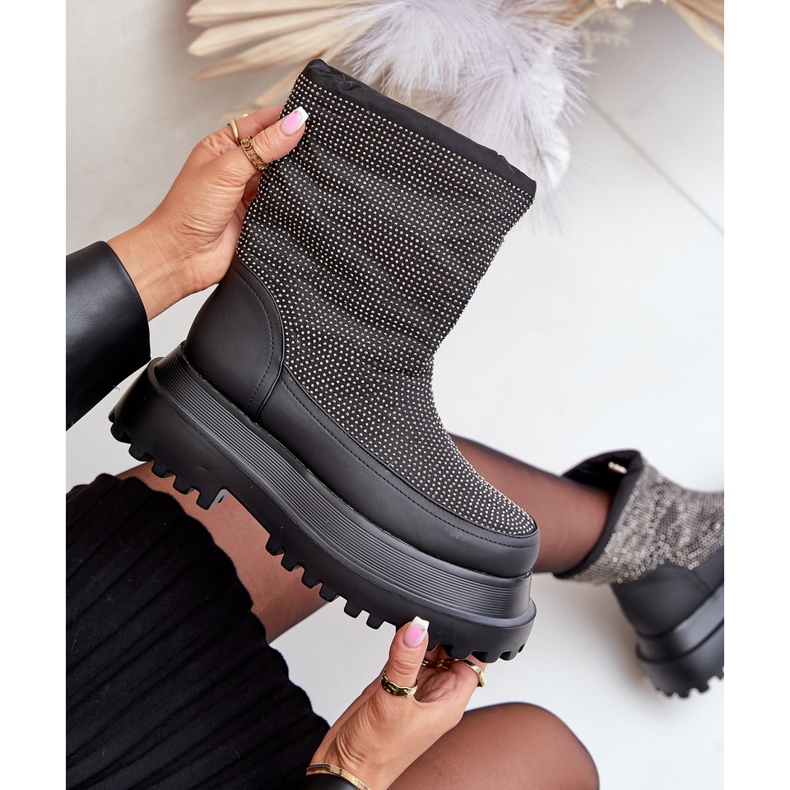 Mustat Avivina-koristetut lumisaappaat, joissa on alusta ja tasainen kantapää 2