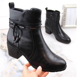 Eristetyt korkeakorkoiset nilkkurit koristeilla Jezzi W JEZ415A, musta 1