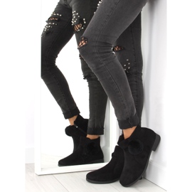 Mustat naisten saappaat X-15 mustalla pompomilla 2