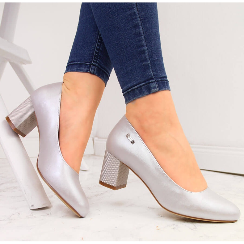 Naisten hopeiset helmipumput Sergio Leonen koristeellisessa korkokenossa hopea 1