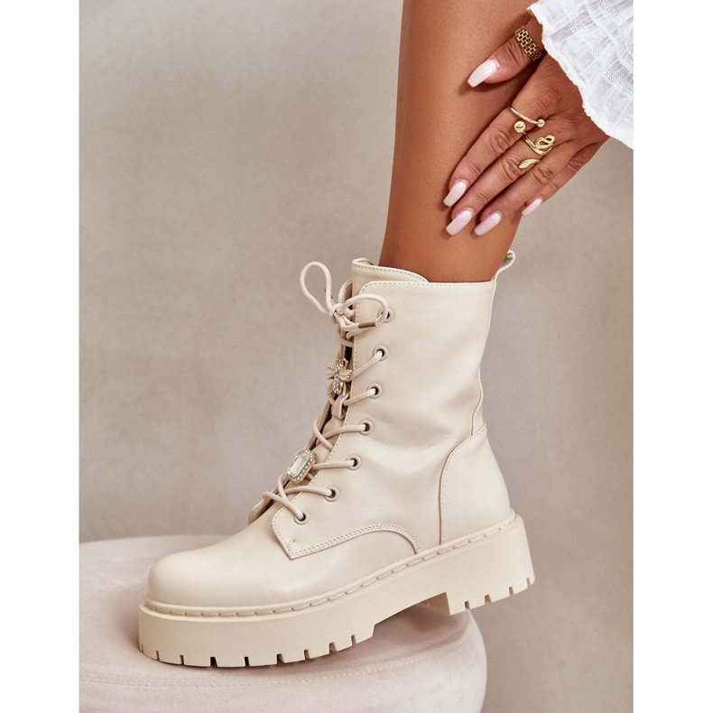 Eristetyt naiskengät beige -nastailla 1