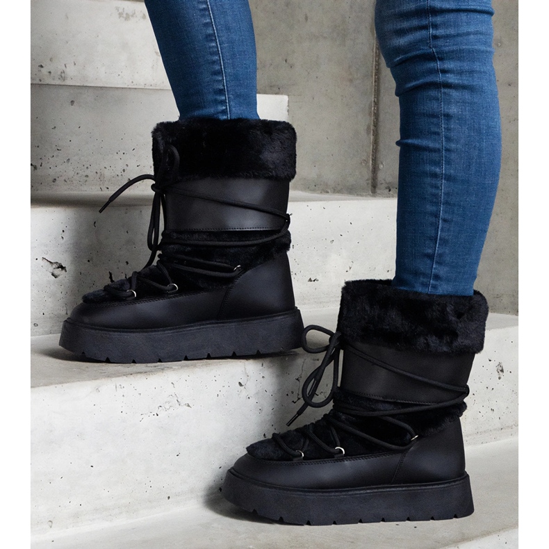 Mustat eristetyt naisten lumisaappaat, jotka on koristeltu turkilla 1