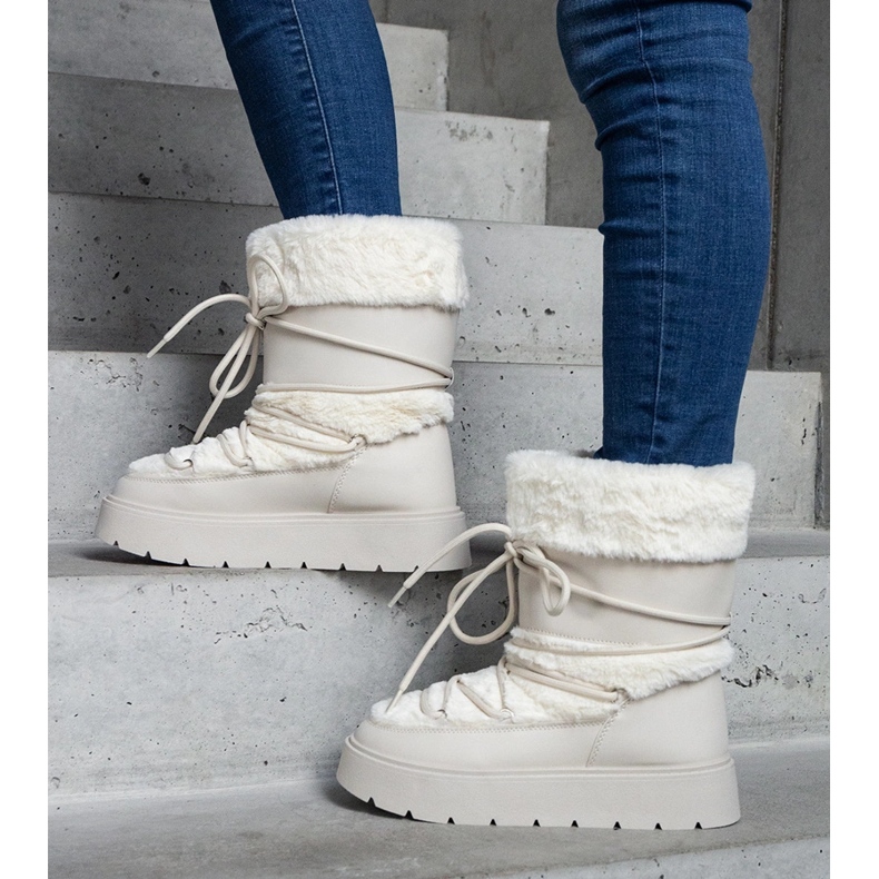 Vaalean beigenväriset eristetyt naisten lumisaappaat, joissa on turkki 1