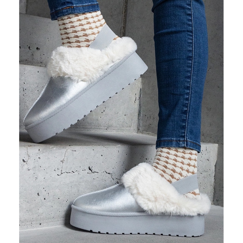 Hopeanväriset turkiskoristeiset tossut, joissa on kuminauha kantapäässä 1