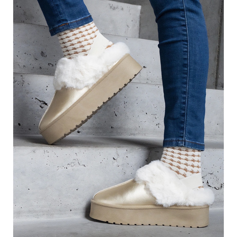 Kultaiset alustatossut, joissa on turkista koristeltu kuminauha kantapäässä kultainen 1