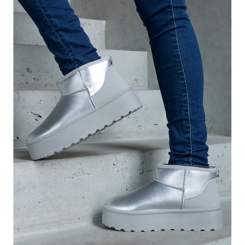 Hopeanväriset matalalumiset saappaat alustalla 1