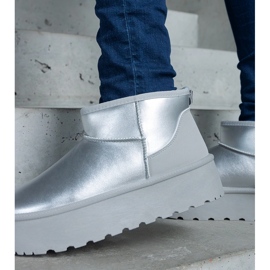 Hopeanväriset matalalumiset saappaat alustalla 2