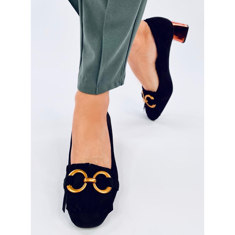 Mustat kupariset kantapääpumput kullanvärisillä koristeilla 1