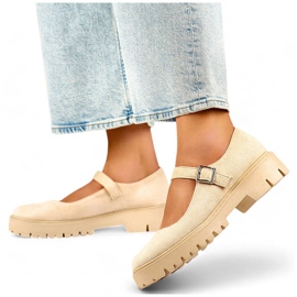 Naisten mokkanahkapumput, jotka on kiinnitetty beigellä soljella 1