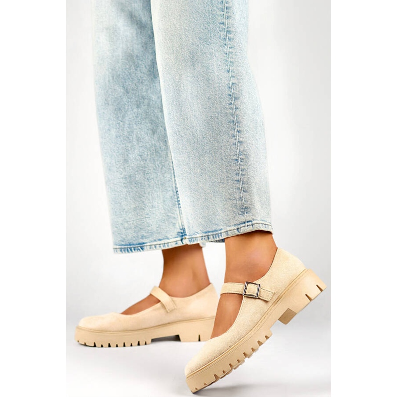 Naisten mokkanahkapumput, jotka on kiinnitetty beigellä soljella 2