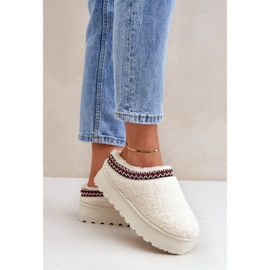 Vaalean beigenväriset lampaannahkaiset tossut turkistasolla 2