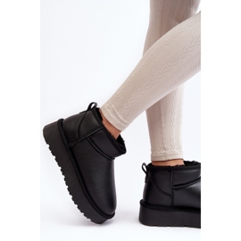 Mustat nahkaiset lumisaappaat turkisvuorella 2