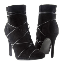 Musta mokka korkokengissä 2