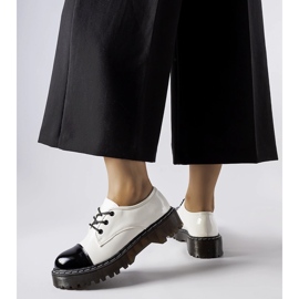 Valkoiset ja mustat patentoidut kengät valkoinen 1