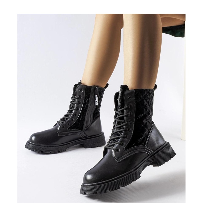 Mustat saappaat, joissa on Jalbert - Solea tikkaus 1