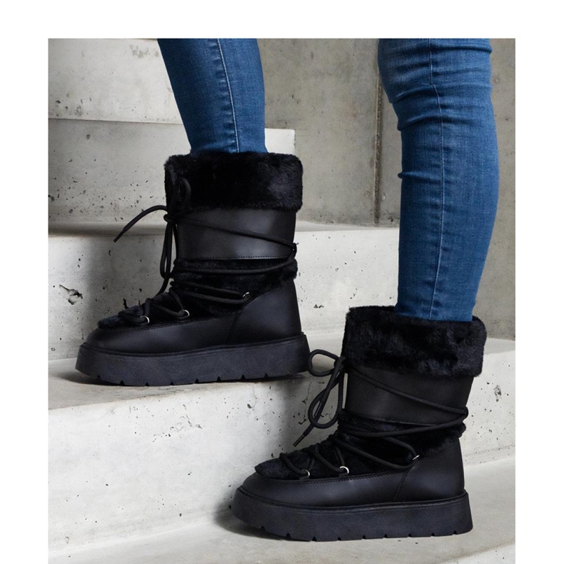 Mustat eristetyt nauhalliset lumisaappaat, joissa on turkki 1