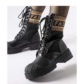 Mustat sukkasaappaat ruskealla Darialla - Solea-kirjoitus 1