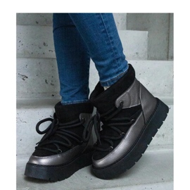 Mustat alustalumisaappaat, jotka on eristetty Sapphi - Solea -turkista 1