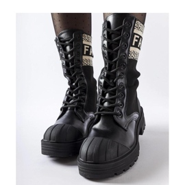 Mustat sukkasaappaat, joissa valkoinen Daria - Solea-kirjoitus 1