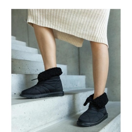 Mustat eristetyt lumisaappaat rannekkeella Caellita - Solea 1