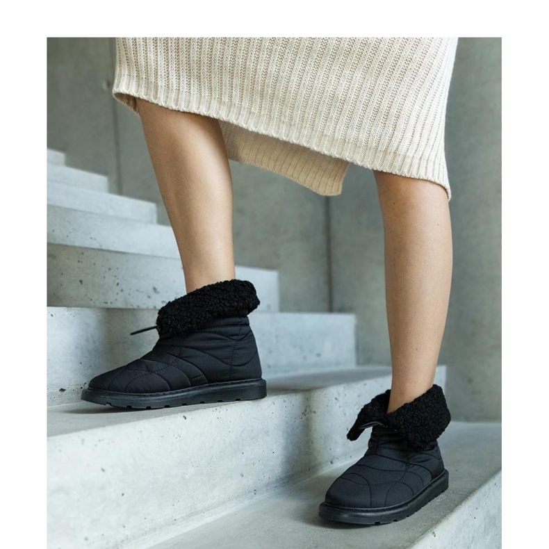 Mustat eristetyt lumisaappaat rannekkeella Caellita - Solea 1