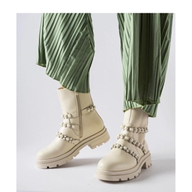 Beiget nilkkurit, jotka on koristeltu Callicratide-helmillä - Solea 1