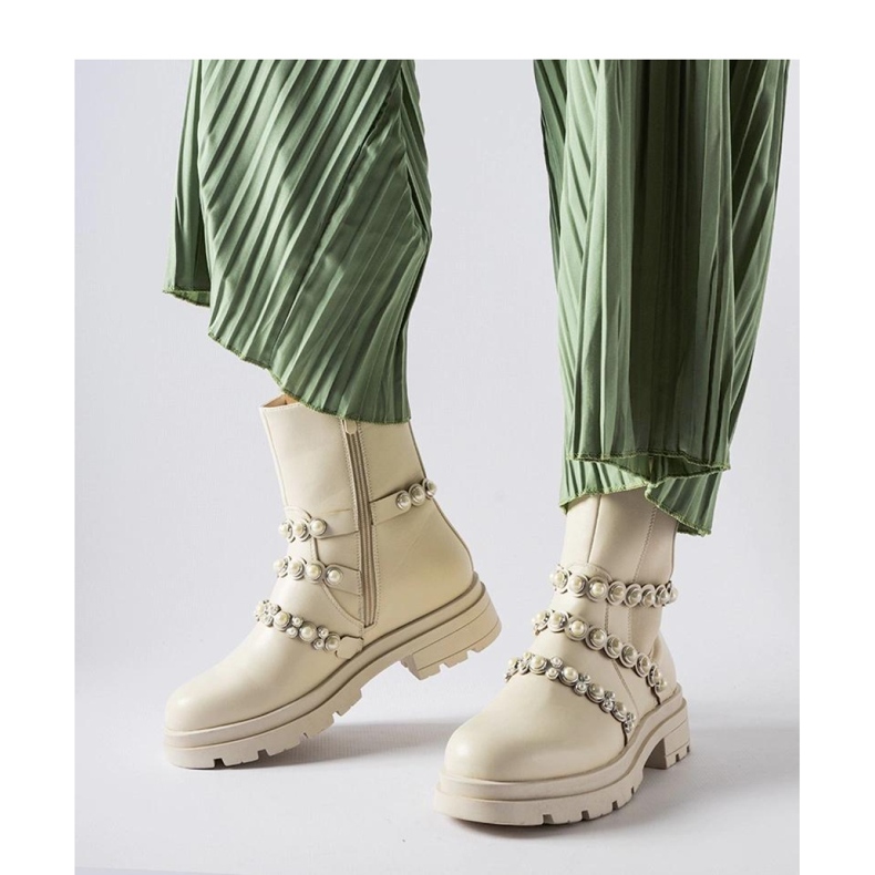 Beiget nilkkurit, jotka on koristeltu Callicratide-helmillä - Solea 1