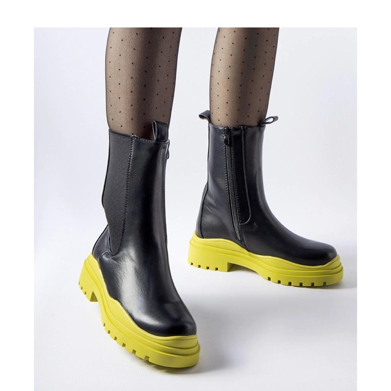 Mustat nilkkurit värikkäällä pohjalla by Delebio - Solea 1