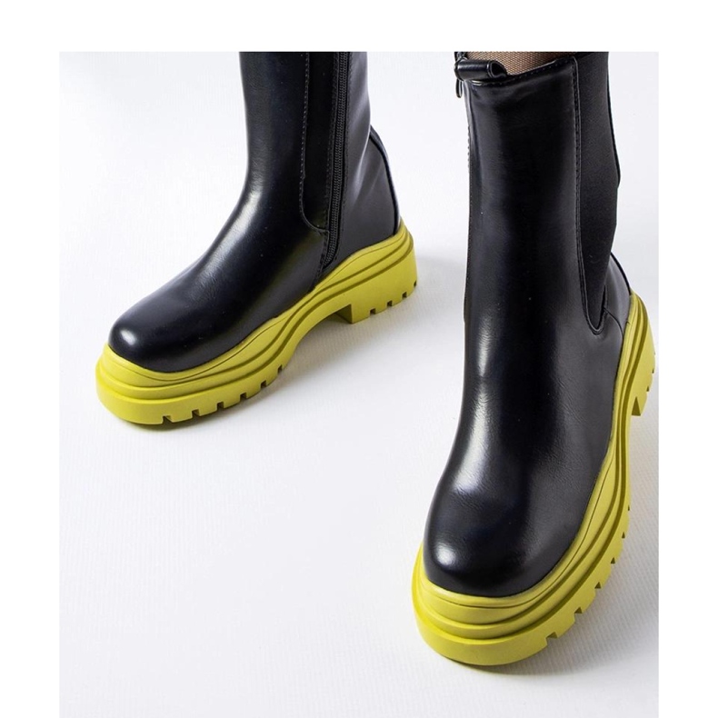 Mustat nilkkurit värikkäällä pohjalla by Delebio - Solea 2