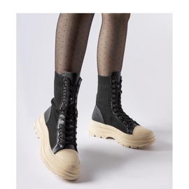 Mustat sukkasaappaat vaalealla pohjalla 1