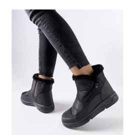 Mustat eristetyt lumisaappaat vetoketjulla 1