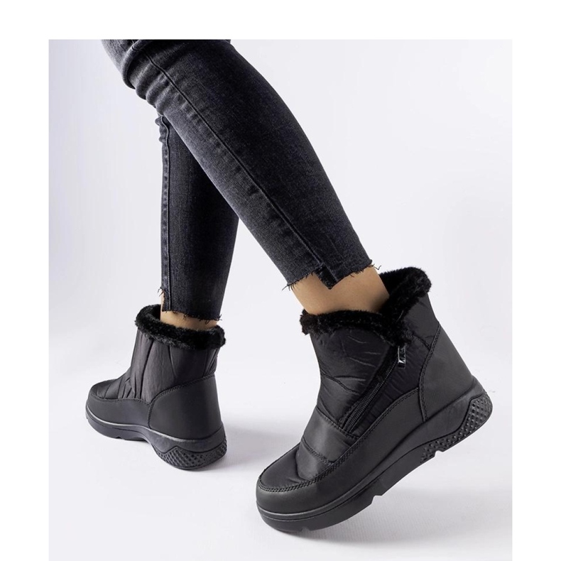 Mustat eristetyt lumisaappaat vetoketjulla 1