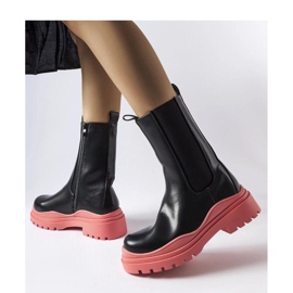 Mustat saappaat värillisellä pohjalla 1